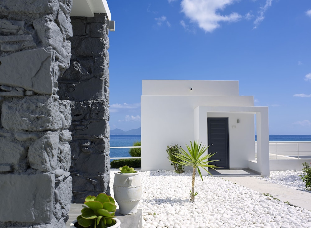Dimitra Beach Hotel & Suites — Hotel building in Psalidi, South Aegean
