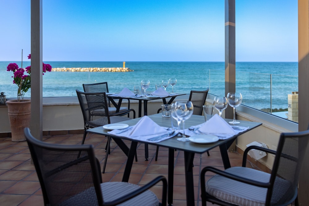 Giannoulis – Grand Bay Beach Resort - Adults Only — Restaurant & bars in Platanias