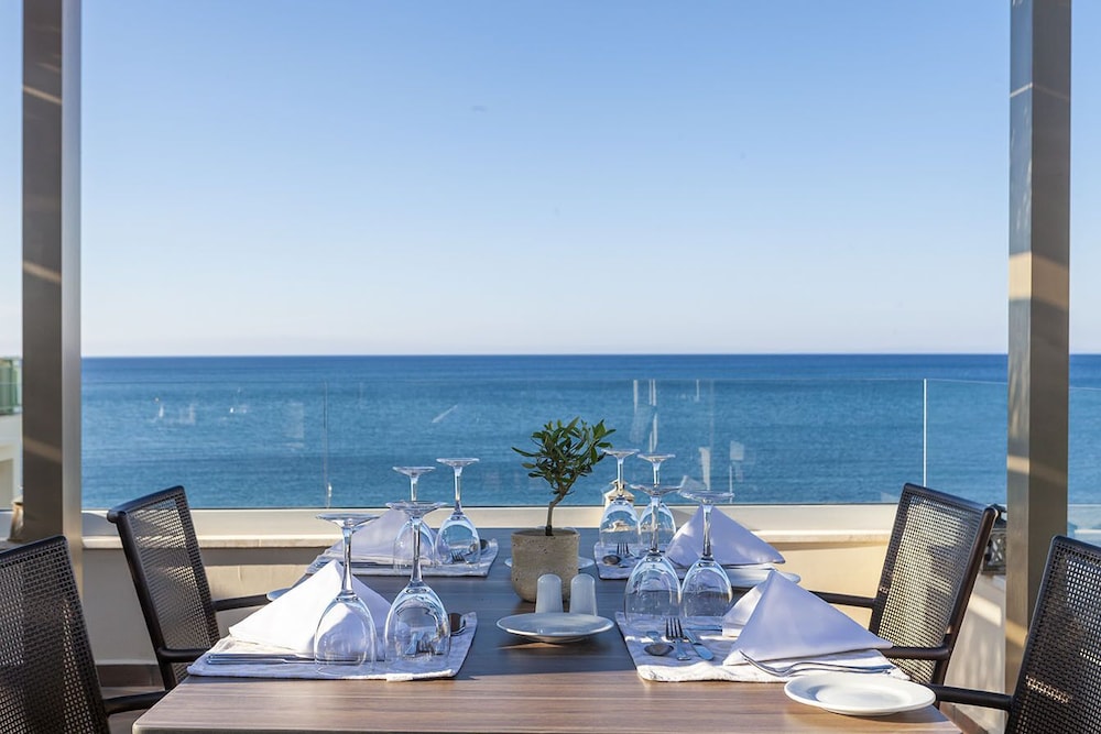 Giannoulis – Grand Bay Beach Resort - Adults Only — Restaurant & bars in Platanias