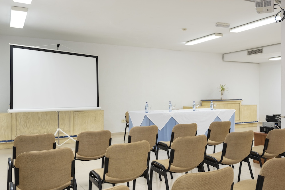 Aparthotel Green Garden — Hotel building in Cala Ratjada, Balearic Islands