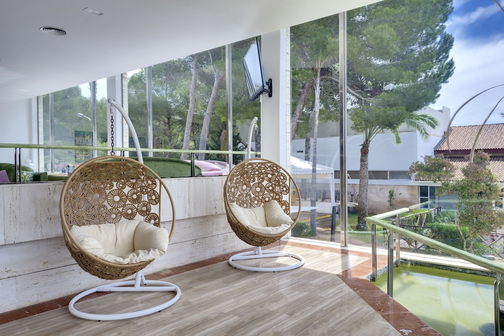 Aparthotel Green Garden — Hotel building in Cala Ratjada, Balearic Islands