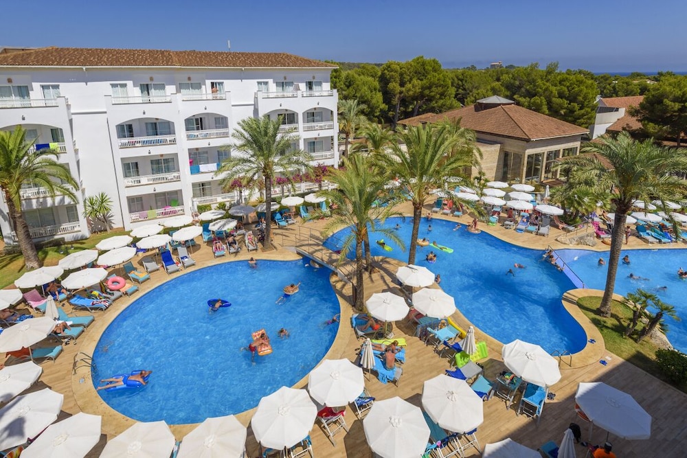 Aparthotel Green Garden — Swimming pool in Cala Ratjada, Balearic Islands