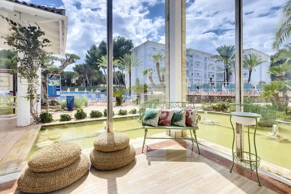 Aparthotel Green Garden — Hotel building in Cala Ratjada, Balearic Islands