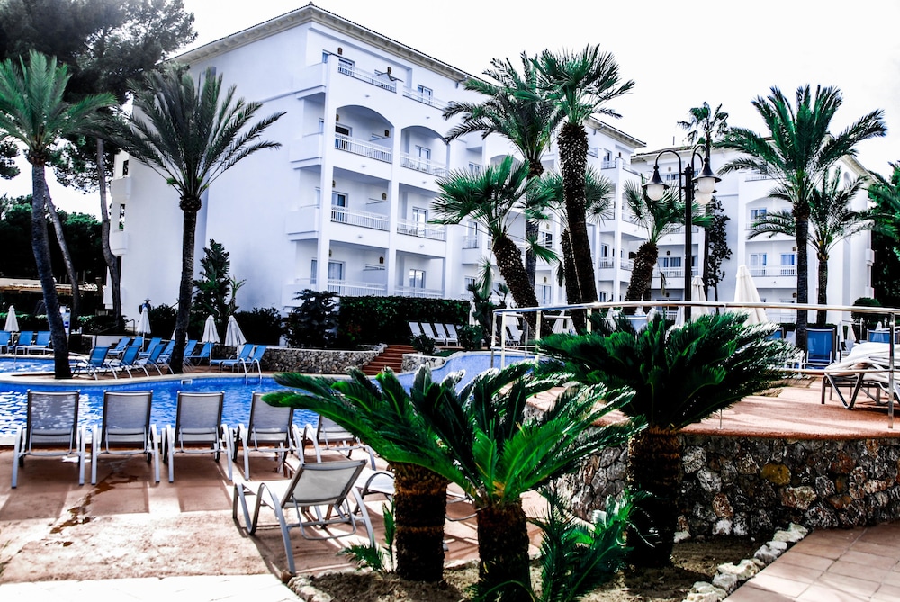 Aparthotel Green Garden — Hotel building in Cala Ratjada, Balearic Islands