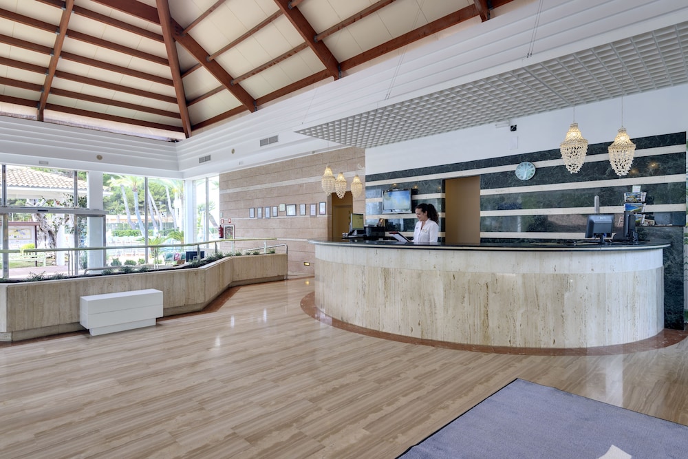 Aparthotel Green Garden — Hotel building in Cala Ratjada, Balearic Islands