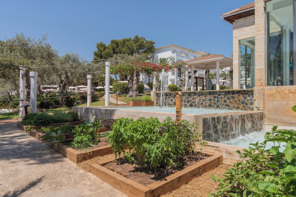 Aparthotel Green Garden — Hotel building in Cala Ratjada, Balearic Islands