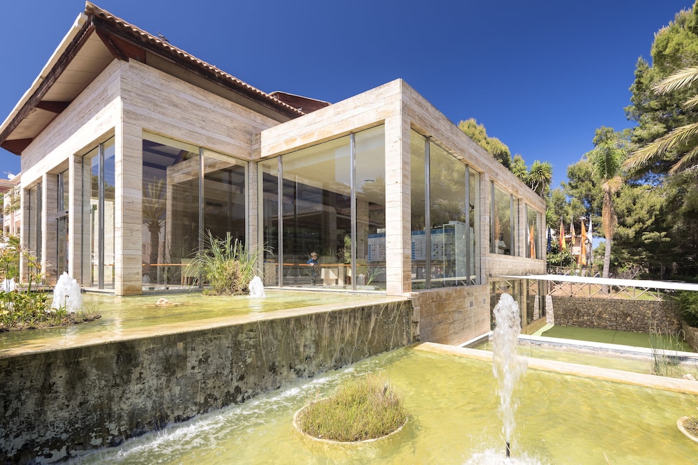 Aparthotel Green Garden — Hotel building in Cala Ratjada, Balearic Islands