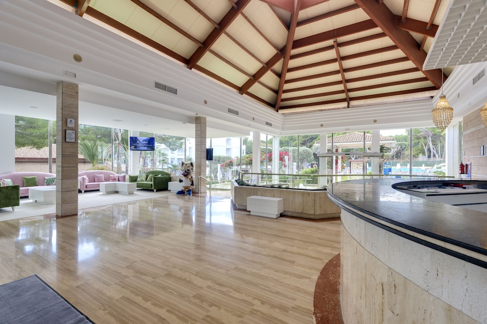 Aparthotel Green Garden — Hotel building in Cala Ratjada, Balearic Islands