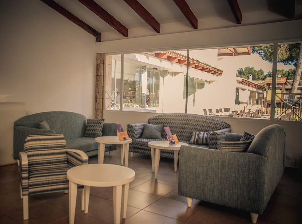 Aparthotel Green Garden — Hotel building in Cala Ratjada, Balearic Islands