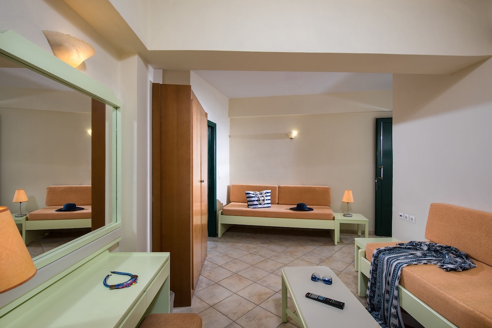 Odyssia Beach Hotel — Hotel rooms in Rethymnon