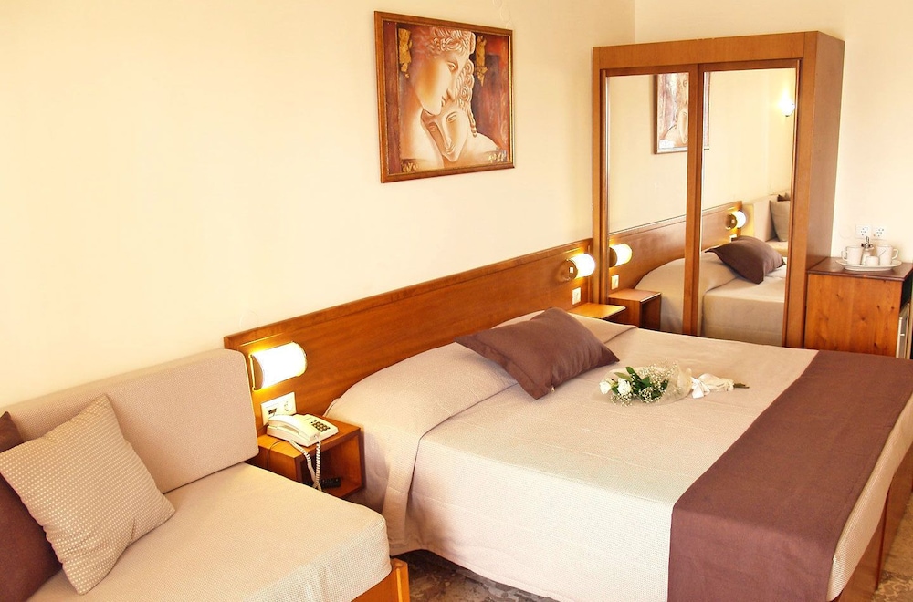 Odyssia Beach Hotel — Hotel rooms in Rethymnon