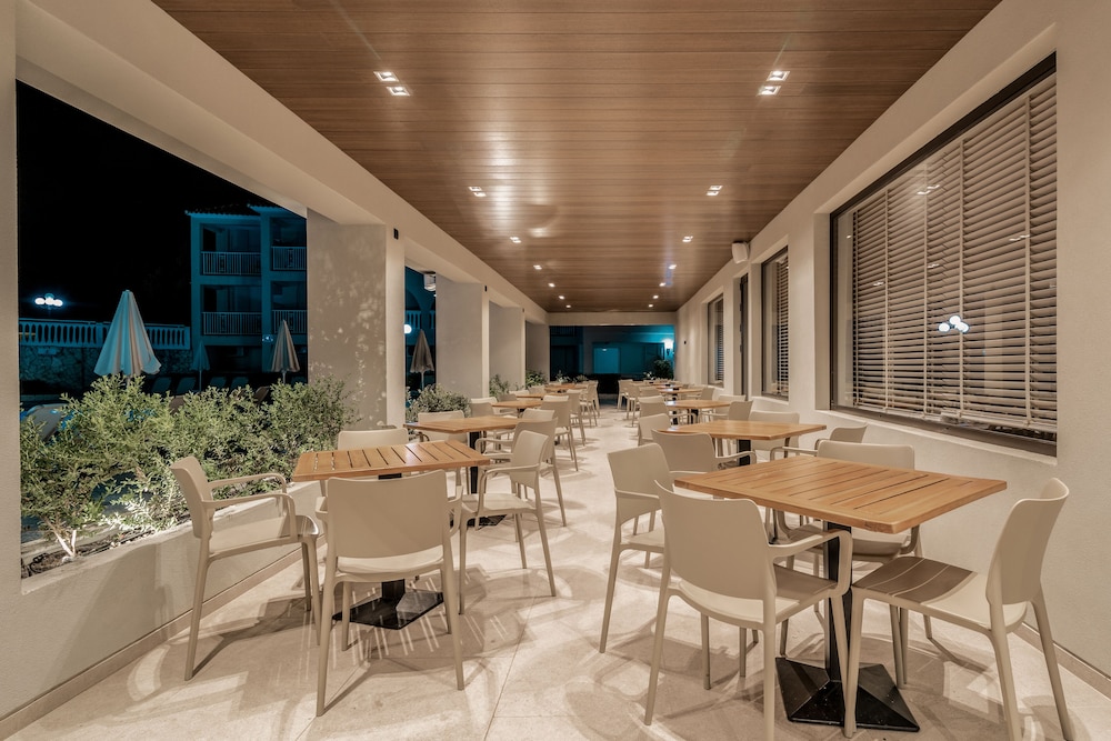 Planos Deluxe — Restaurant & bars in Tsilivi, Ionian Islands