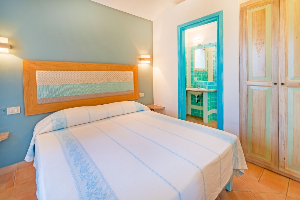 Residence Hotel Lu Nibareddu — Hotel rooms in Loiri Porto San Paolo, Sardinia