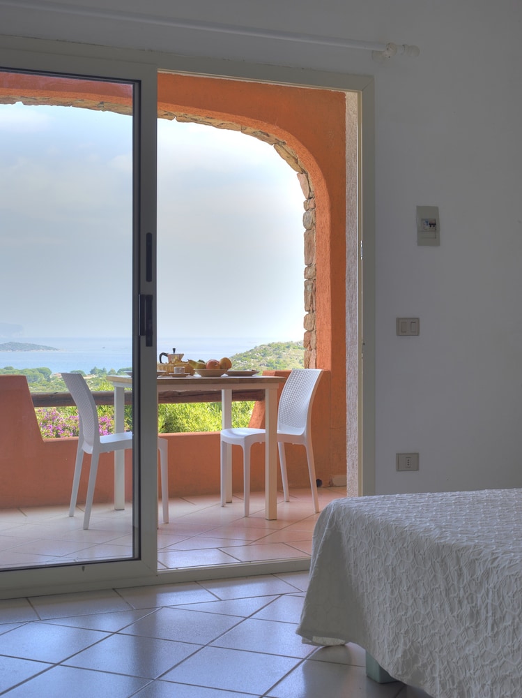 Residence Hotel Lu Nibareddu — Hotel rooms in Loiri Porto San Paolo, Sardinia