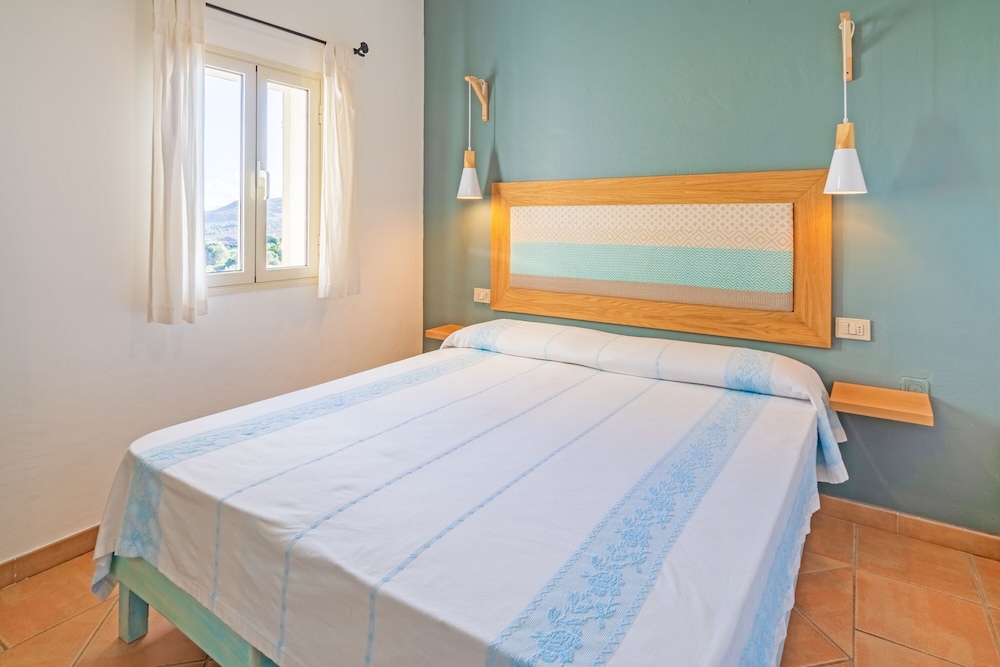 Residence Hotel Lu Nibareddu — Hotel rooms in Loiri Porto San Paolo, Sardinia