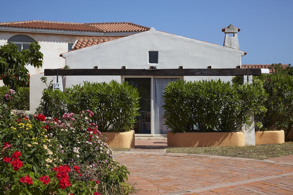 Residence Hotel Lu Nibareddu — Hotel building in Loiri Porto San Paolo, Sardinia