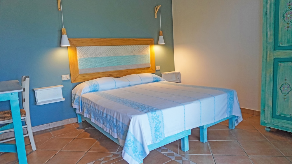 Residence Hotel Lu Nibareddu — Hotel rooms in Loiri Porto San Paolo, Sardinia