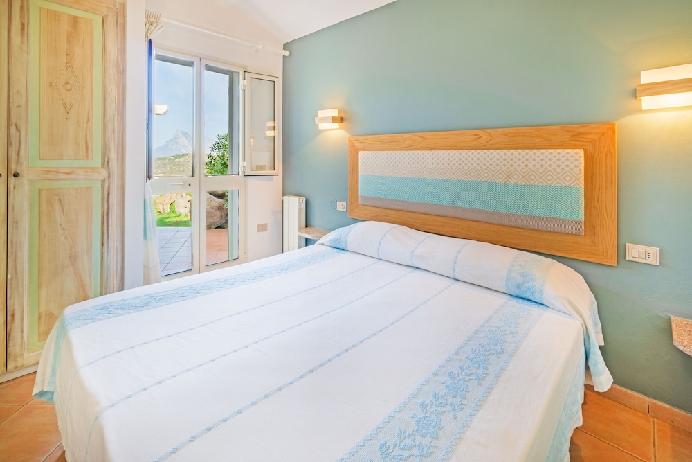 Residence Hotel Lu Nibareddu — Hotel rooms in Loiri Porto San Paolo, Sardinia