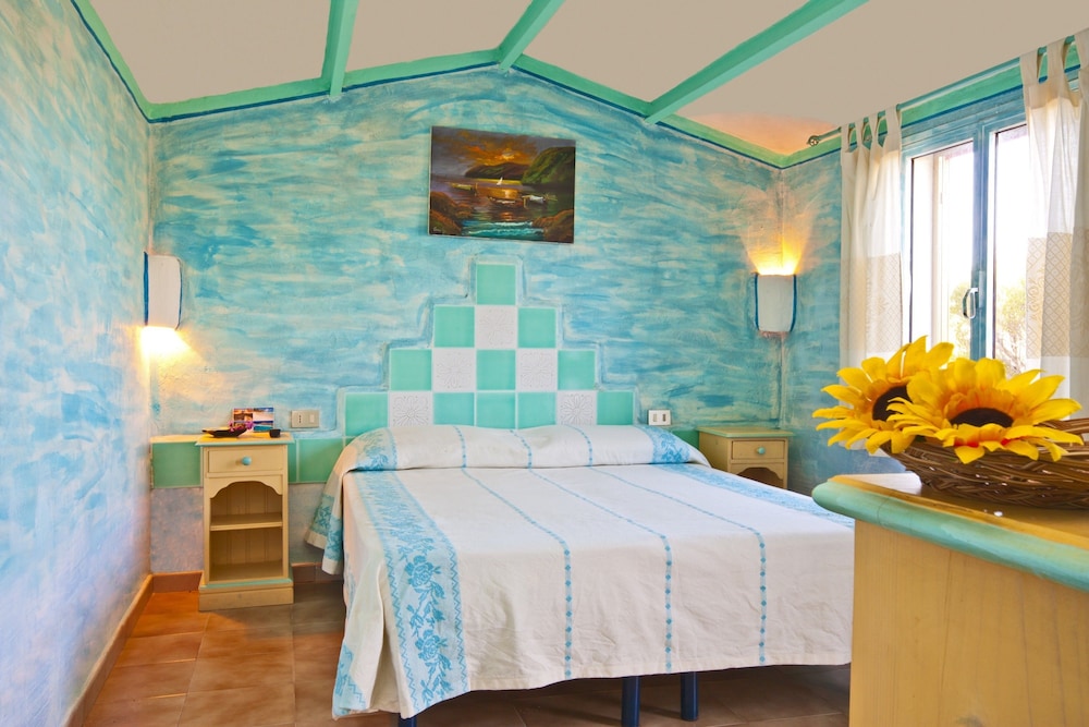 Residence Hotel Lu Nibareddu — Hotel rooms in Loiri Porto San Paolo, Sardinia