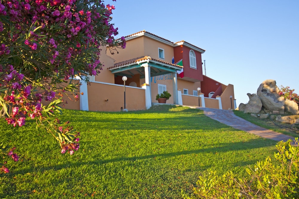 Residence Hotel Lu Nibareddu — Hotel building in Loiri Porto San Paolo, Sardinia