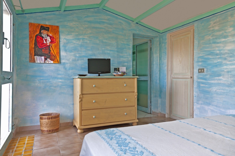 Residence Hotel Lu Nibareddu — Hotel rooms in Loiri Porto San Paolo, Sardinia