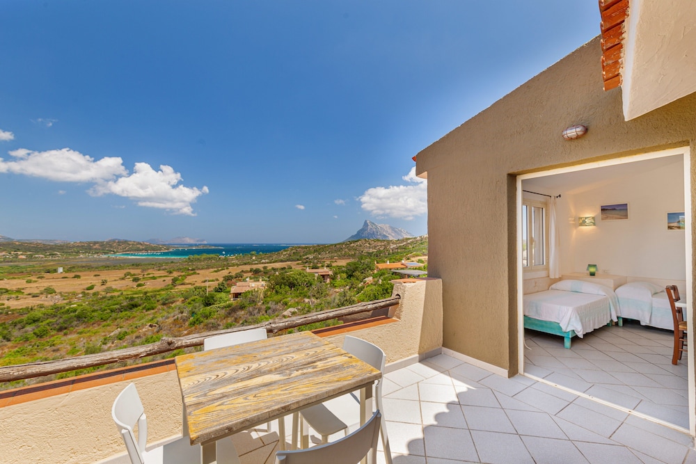 Residence Hotel Lu Nibareddu — Hotel rooms in Loiri Porto San Paolo, Sardinia