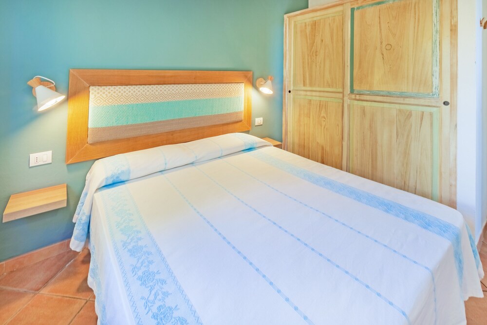 Residence Hotel Lu Nibareddu — Hotel rooms in Loiri Porto San Paolo, Sardinia