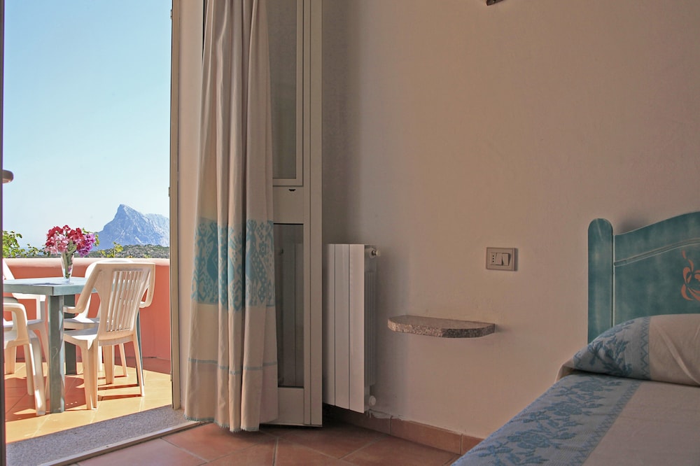 Residence Hotel Lu Nibareddu — Hotel rooms in Loiri Porto San Paolo, Sardinia