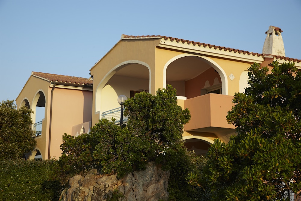 Residence Hotel Lu Nibareddu — Hotel building in Loiri Porto San Paolo, Sardinia