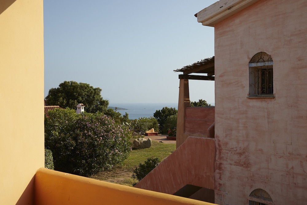 Residence Hotel Lu Nibareddu — Hotel building in Loiri Porto San Paolo, Sardinia