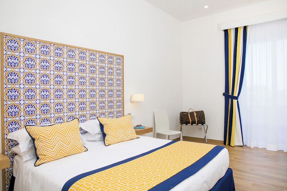 Hotel Miramare — Hotel rooms in Sorrento, Campania