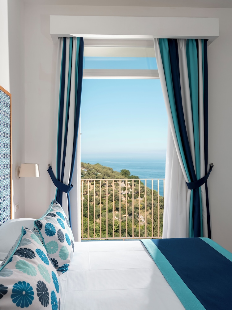 Hotel Miramare — Hotel rooms in Sorrento, Campania