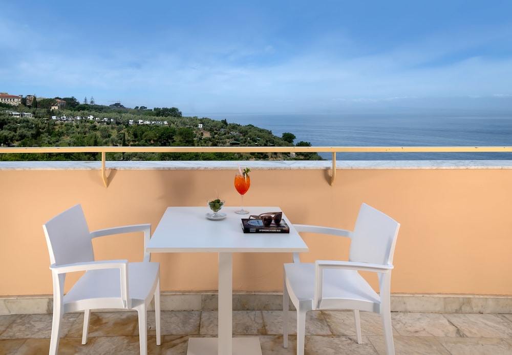Hotel Miramare — Hotel rooms in Sorrento, Campania
