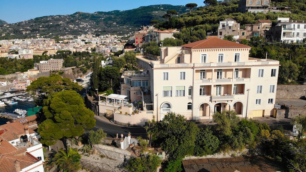Hotel Miramare — Hotel building in Sorrento, Campania