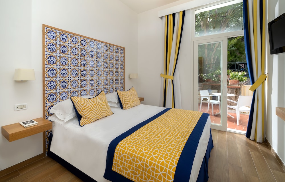 Hotel Miramare — Hotel rooms in Sorrento, Campania