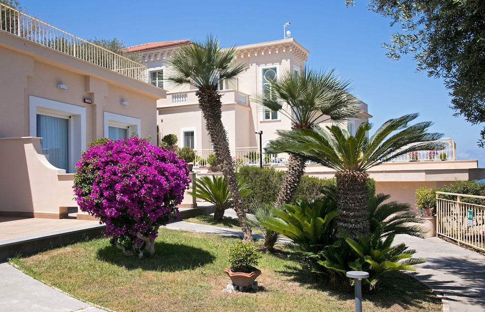 Hotel Miramare — Hotel building in Sorrento, Campania