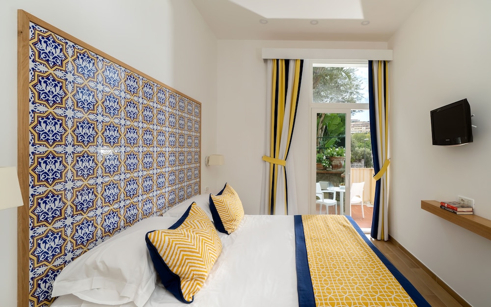 Hotel Miramare — Hotel rooms in Sorrento, Campania