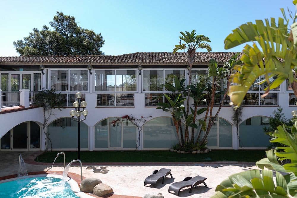 Phi Hotel Sighientu — Hotel building in Quartu Sant'Elena, Sardinia