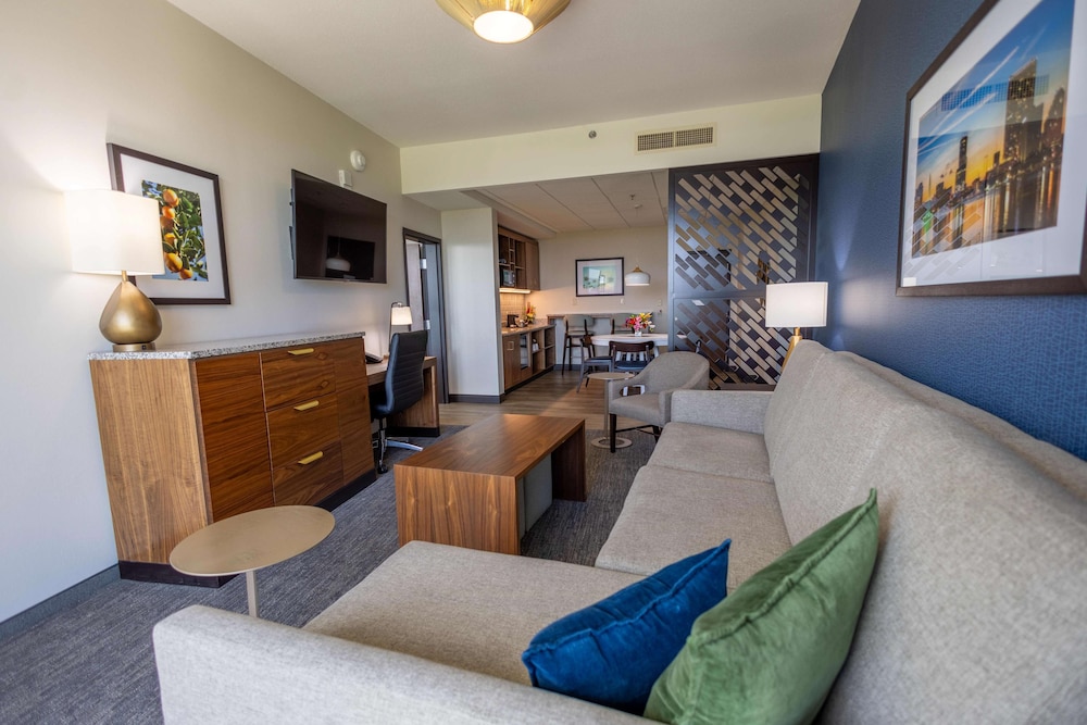 Drury Plaza Hotel Orlando - Disney Springs Area — Hotel rooms in Lake Buena Vista, Florida