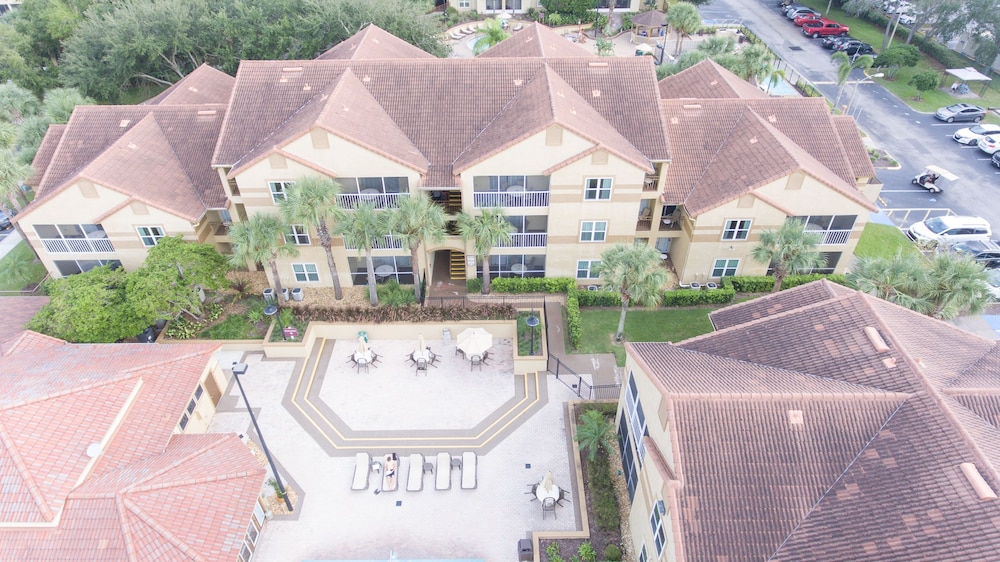 Blue Tree Resort at Lake Buena Vista — Hotel building in Orlando, Florida