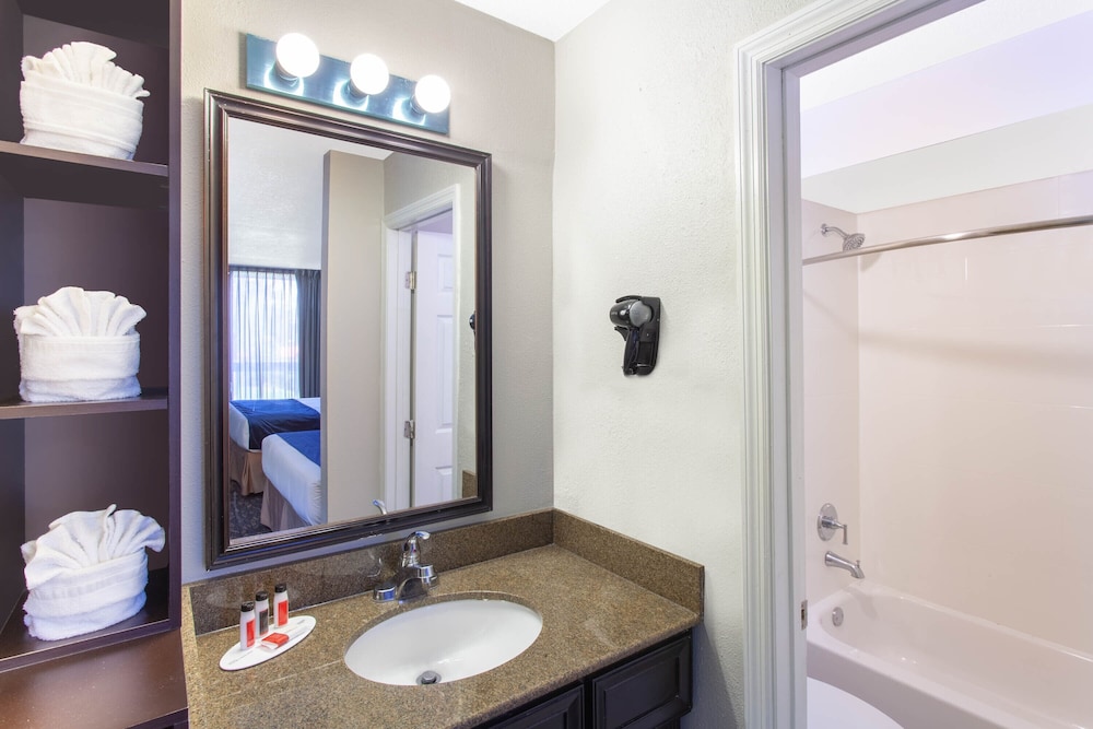 Grand Hotel Orlando at Universal Blvd - Shuttle to Theme Parks — Hotel rooms in Orlando, Florida