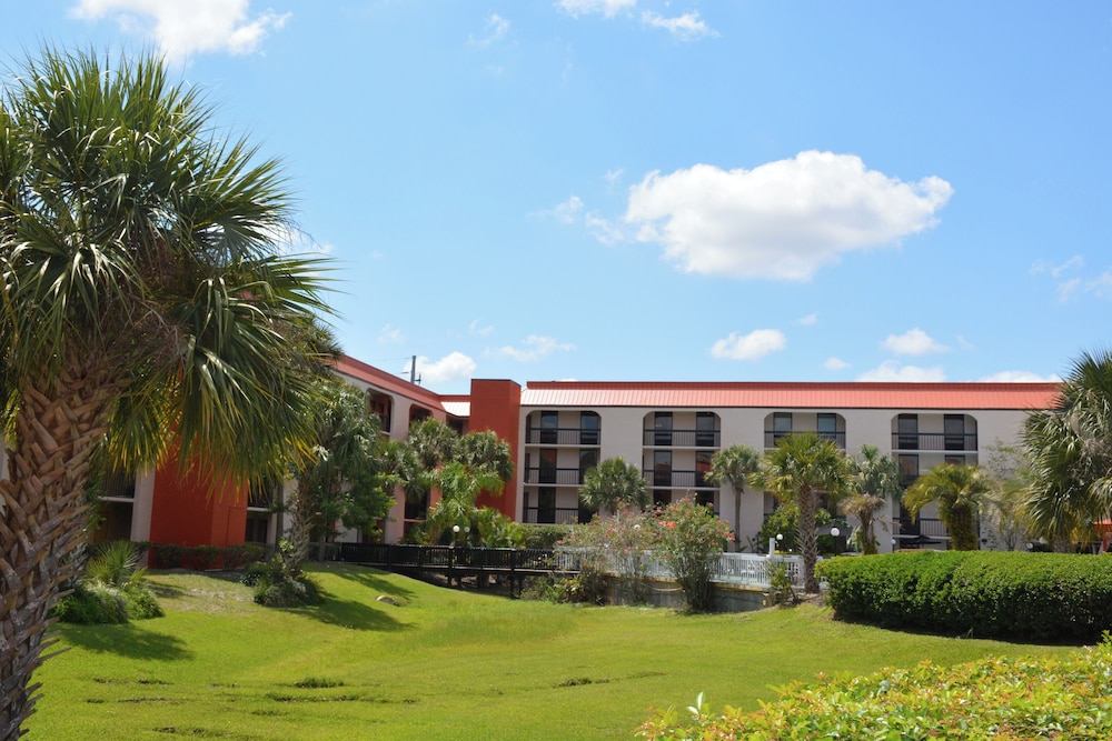 Grand Hotel Orlando at Universal Blvd - Shuttle to Theme Parks — Hotel building in Orlando, Florida