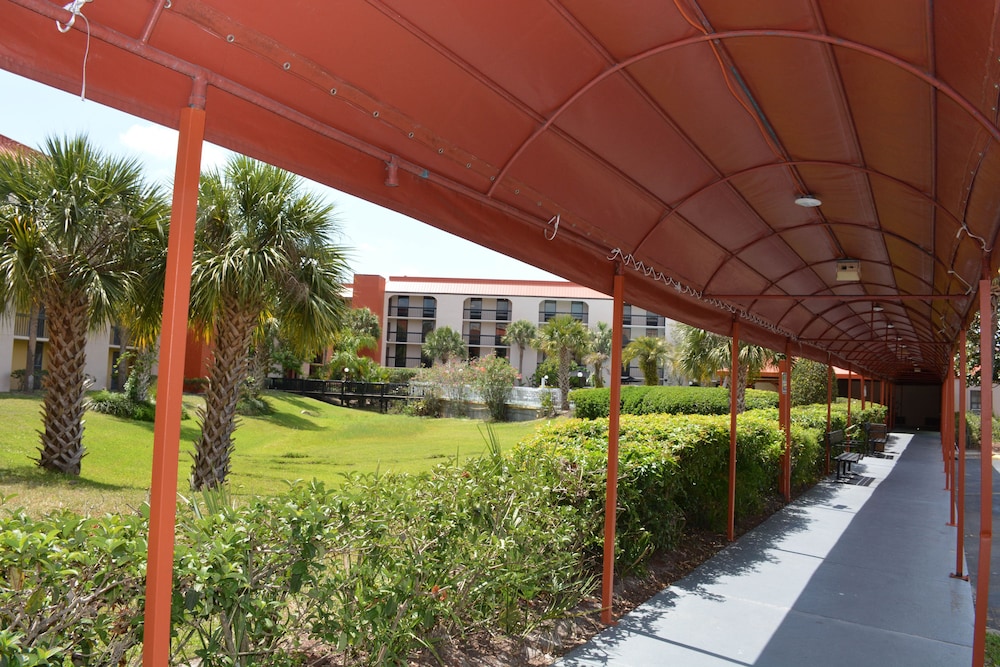 Grand Hotel Orlando at Universal Blvd - Shuttle to Theme Parks — Hotel building in Orlando, Florida