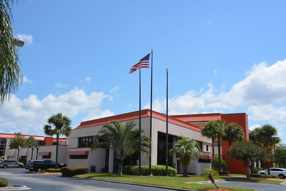 Grand Hotel Orlando at Universal Blvd - Shuttle to Theme Parks — Hotel building in Orlando, Florida