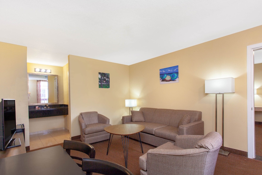 Grand Hotel Orlando at Universal Blvd - Shuttle to Theme Parks — Hotel rooms in Orlando, Florida