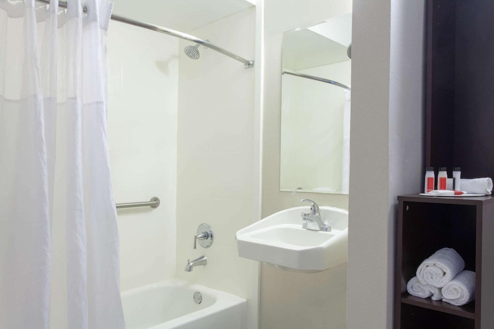 Grand Hotel Orlando at Universal Blvd - Shuttle to Theme Parks — Hotel rooms in Orlando, Florida