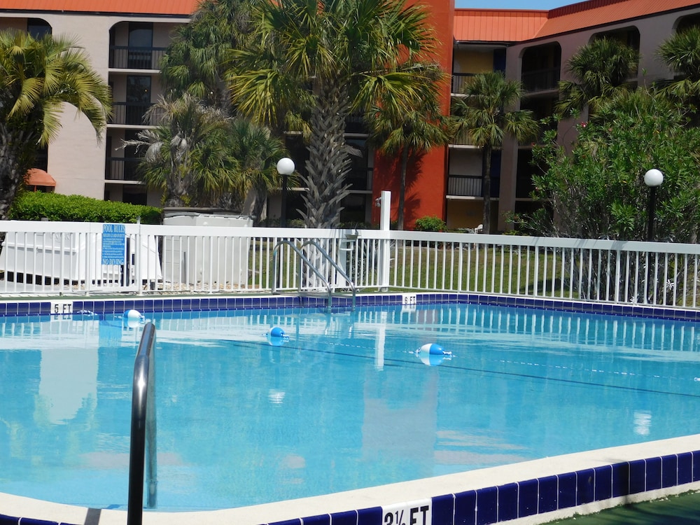 Grand Hotel Orlando at Universal Blvd - Shuttle to Theme Parks — Swimming pool in Orlando, Florida