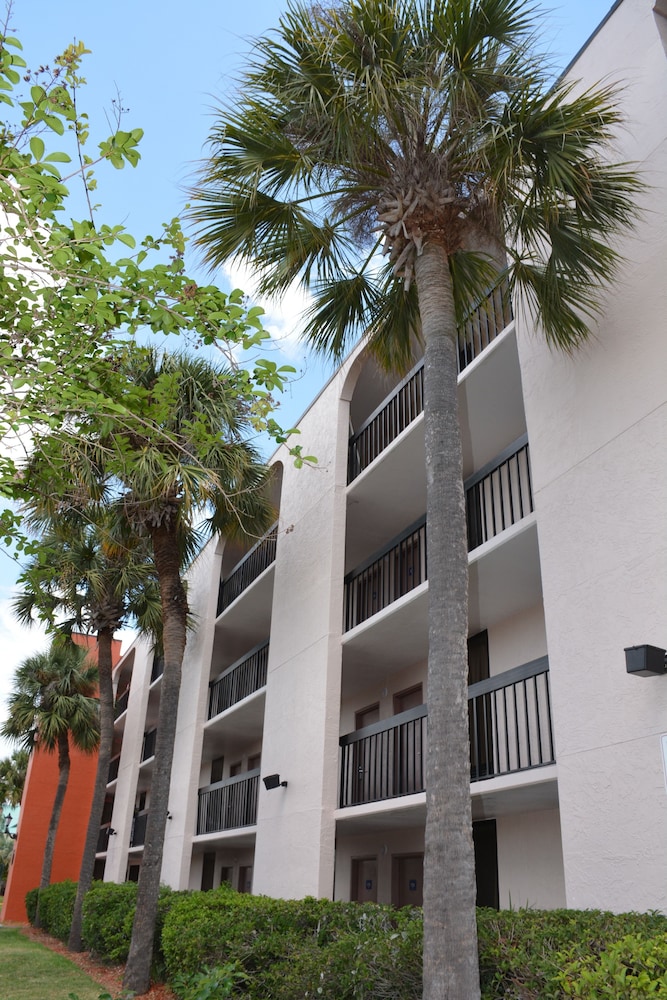 Grand Hotel Orlando at Universal Blvd - Shuttle to Theme Parks — Hotel building in Orlando, Florida