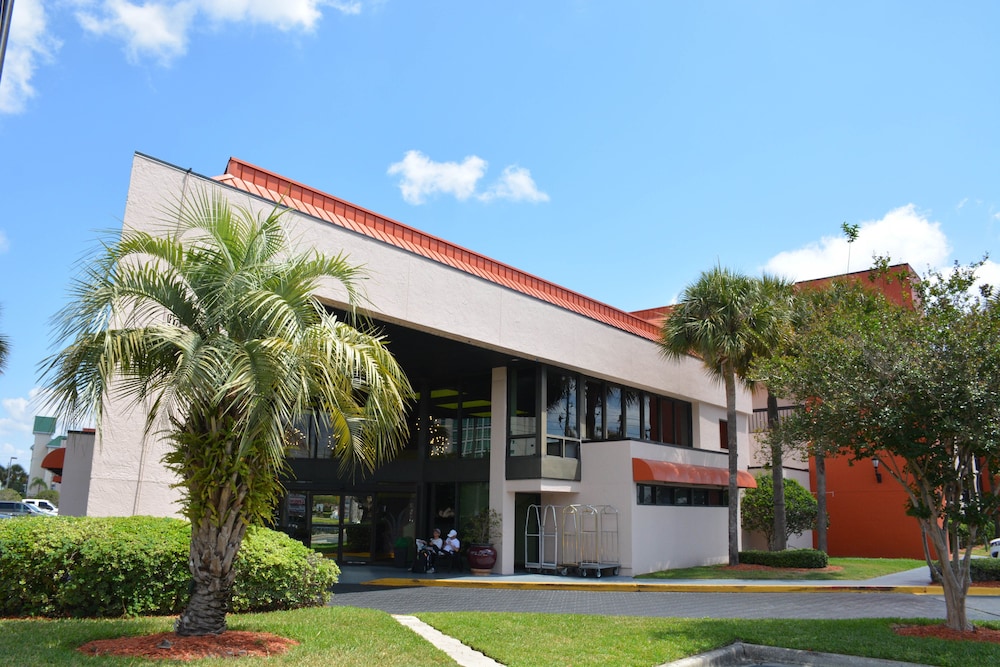 Grand Hotel Orlando at Universal Blvd - Shuttle to Theme Parks — Hotel building in Orlando, Florida