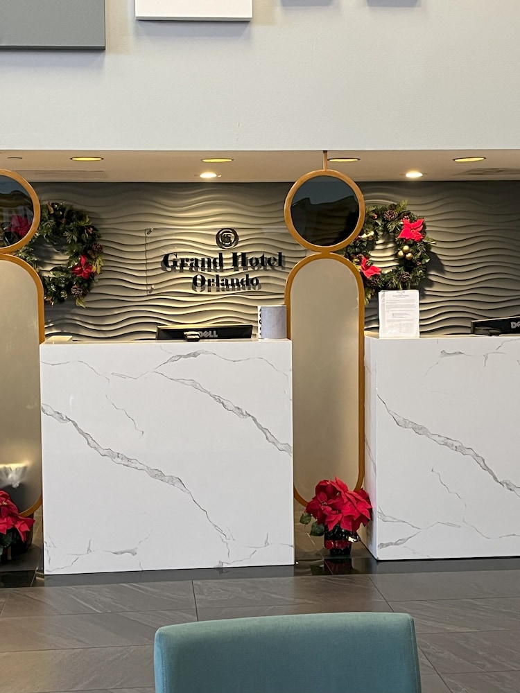Grand Hotel Orlando at Universal Blvd - Shuttle to Theme Parks — Hotel building in Orlando, Florida